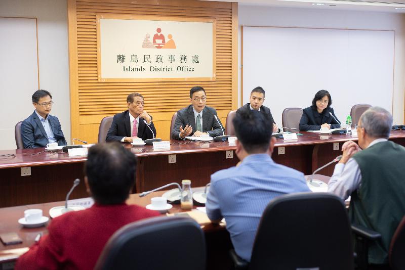 教育局局长杨润雄（中）今日（十一月二十日）到访离岛区议会，与主席周玉堂（左二）及区议员会面，就教育及其他地区事务交换意见。
