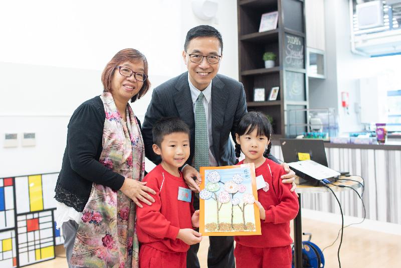 教育局局长杨润雄今日（十一月二十日）访问离岛区，并参观位于东涌富东邨的香港圣公会东涌综合服务，了解区内的社会服务。图示两名学童向杨润雄（后排右）致送纪念品。
