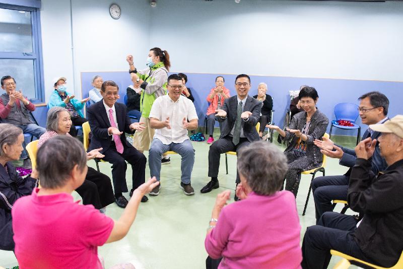 The Secretary for Education, Mr Kevin Yeung (centre right), joins the elderly in an activity during his visit to the Hong Kong Sheng Kung Hui Tung Chung Integrated Services in Fu Tung Estate, Tung Chung today (November 20).



