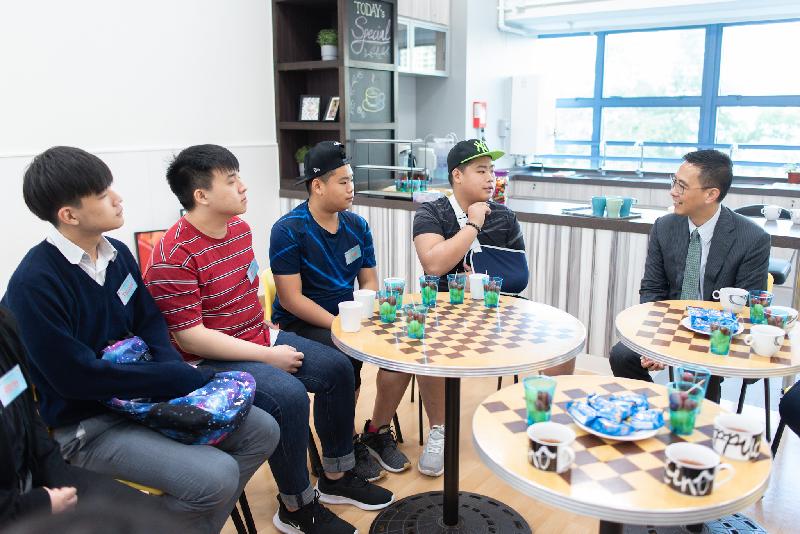 The Secretary for Education, Mr Kevin Yeung (right), chats with youths about their studies and service requirements at the Hong Kong Sheng Kung Hui Tung Chung Integrated Services in Fu Tung Estate, Tung Chung, today (November 20).

