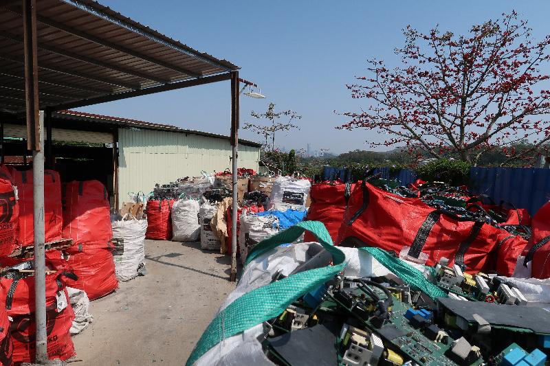 The Environmental Protection Department raided two recycling sites at Shek Wu Wai in Yuen Long in March and April this year. It was found that the sites illegally stored waste printed circuit boards (PCBs) and waste LCD monitors, which are classified as chemical waste. A total of about 50 bags of PCBs weighing about 18 tonnes and more than 800 waste LCDs monitors were found, with a total export market value of $2 million.