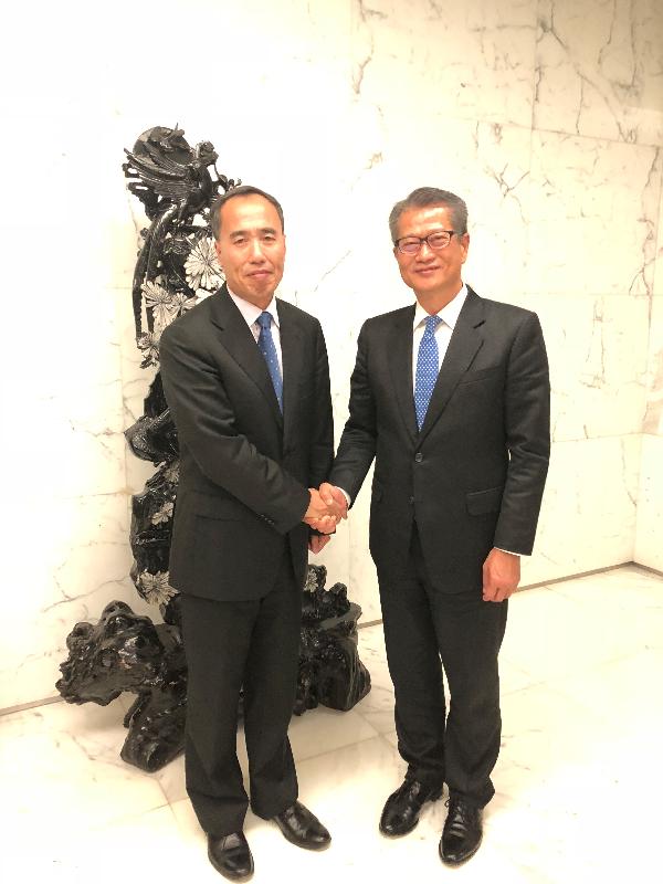 財政司司長陳茂波今日（十一月二十日）訪問北京。圖示陳茂波（右）與中國銀行保險監督管理委員會副主席王兆星會面。