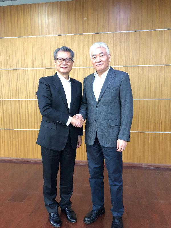 The Financial Secretary, Mr Paul Chan, today (November 20) visited Beijing. Photo shows Mr Chan (left) meeting with the Minister of Science and Technology, Mr Wang Zhigang.