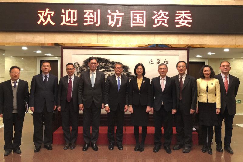The Financial Secretary, Mr Paul Chan, today (November 20) visited Beijing. Photo shows Mr Chan (fifth left) meeting with the Vice-Chairman of the State-owned Assets Supervision and Administration Commission of the State Council, Ms Shen Ying (fifth right). Also present are the Secretary for Financial Services and the Treasury, Mr James Lau (fourth right); the Chief Executive of the Hong Kong Monetary Authority, Mr Norman Chan (fourth left); and the Chief Executive Officer of the Insurance Authority, Mr Clement Cheung (third left).