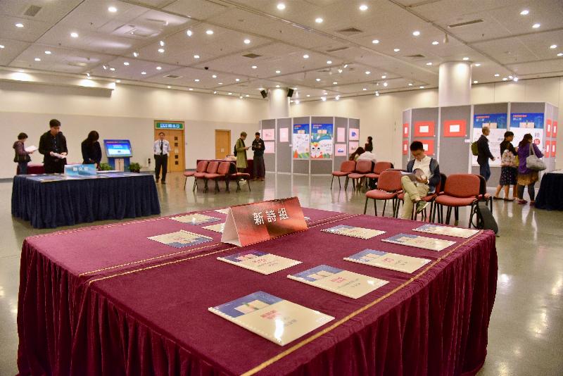 The winning works of the Awards for Creative Writing in Chinese 2018 will be on display at Exhibition Galleries 4 and 5 of the Hong Kong Central Library from tomorrow (November 23) to December 5.