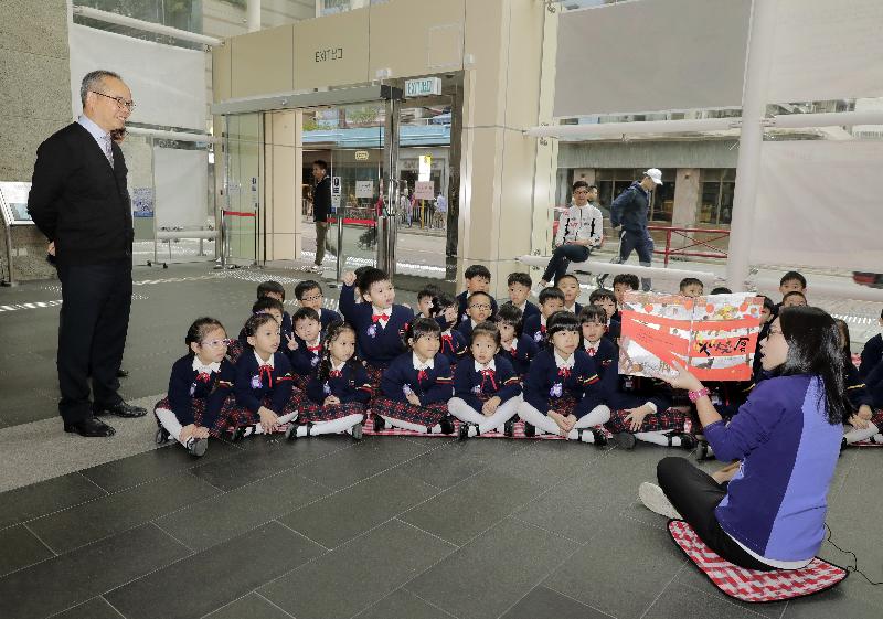 民政事务局局长刘江华（左一）今日（十一月二十二日）上午到访中西区，参与儿童绘本阅读活动。