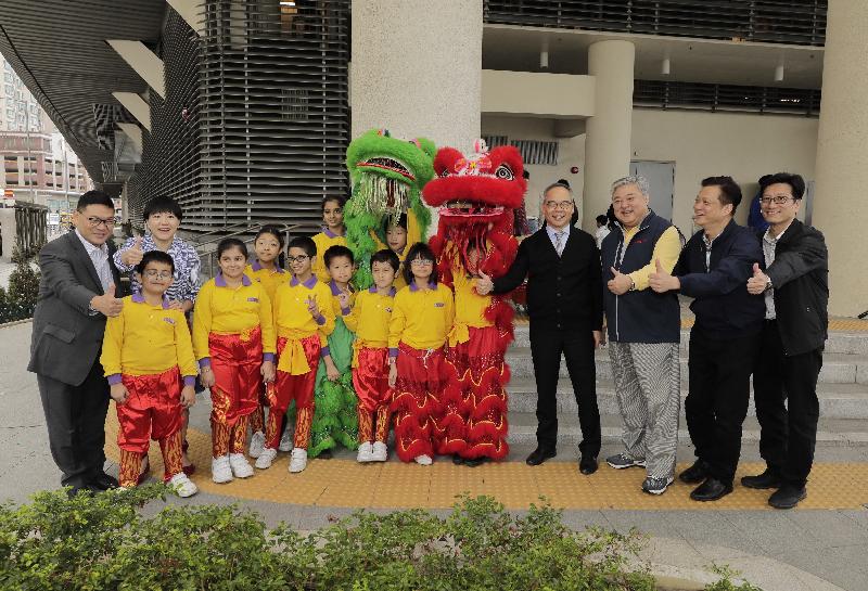 民政事务局局长刘江华今日（十一月二十二日）上午到访中西区。图示刘江华（右四）与香港潮商学校的少数族裔学生醒狮队合照。