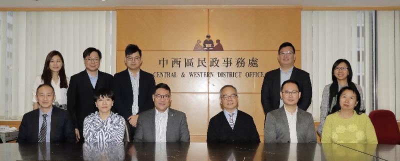 The Secretary for Home Affairs, Mr Lau Kong-wah, met with Central and Western District Council (C&WDC) members to exchange views on matters of concern when visiting Central and Western District today (November 22). Photo shows Mr Lau (front row, third right) with the Chairman of the C&WDC, Mr Yip Wing-shing (front row, third left); the Vice Chairman of the C&WDC, Mr Chan Hok-fung (front row, second right); the District Officer (Central and Western), Mrs Susanne Wong (front row, second left); and other members of the C&WDC.