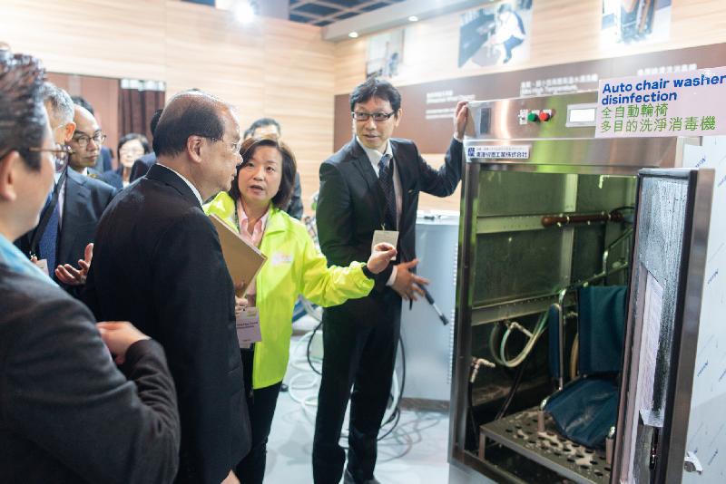 The Chief Secretary for Administration, Mr Matthew Cheung Kin-chung attended the opening ceremony of Gerontech and Innovation Expo cum Summit today (November 22). Photo shows Mr Cheung (second left) touring the exhibition booth.
