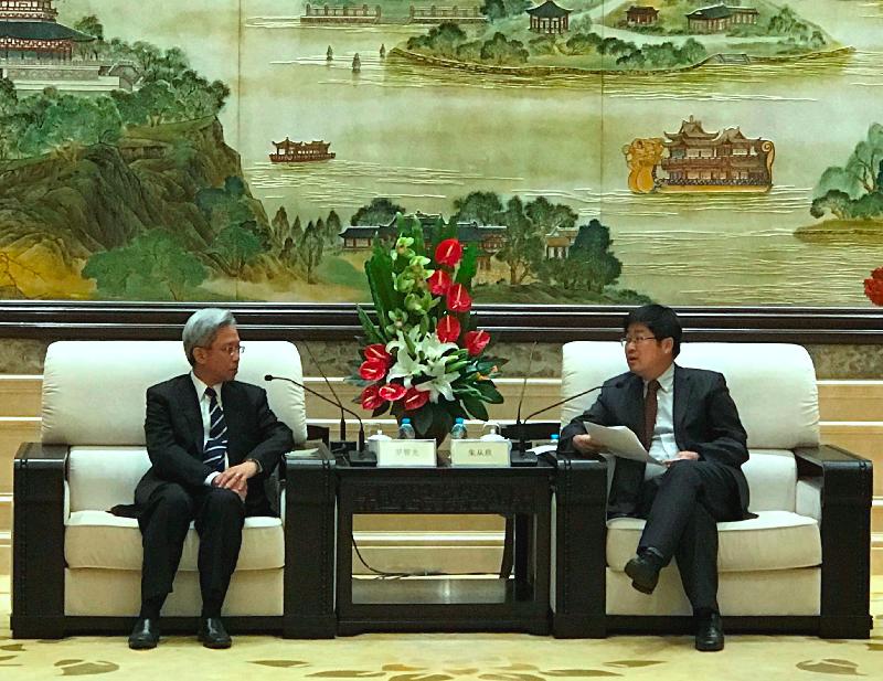 The delegation of Permanent Secretaries and Heads of Department of the Hong Kong Special Administrative Region Government led by the Secretary for the Civil Service, Mr Joshua Law, concluded the national studies course and visit programme in Beijing and departed for Hangzhou this morning (November 22). Photo shows Mr Law (left) calling on the Vice Governor of Zhejiang Province, Mr Zhu Congjiu.