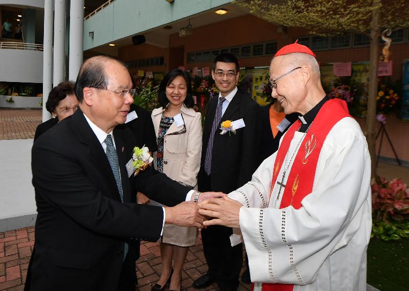 The Chief Secretary for Administration, Mr Matthew Cheung Kin-chung, attended the opening ceremony of Sports and Arts Building at W F Joseph Lee Primary School today (November 22). Picture shows Mr Cheung (left) shaking hands with the Bishop Emeritus of the Catholic Diocese of Hong Kong, Cardinal John Tong (right) before the ceremony.

