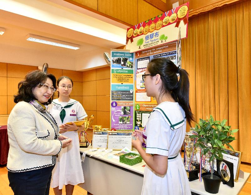 The Secretary for Justice, Ms Teresa Cheng, SC, visits Shun Tak Fraternal Association Yung Yau College in Tin Shui Wai today (November 23). Photo shows Ms Cheng (first left) viewing the science and technology projects designed by students.