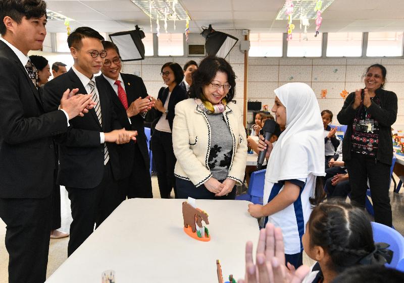 The Secretary for Justice, Ms Teresa Cheng, SC, visits Yuen Long Long Ping Estate Tung Koon Primary School today (November 23). Photo shows Ms Cheng (centre) being briefed by the students on the "Project HIMALAYA" organised by the Police.