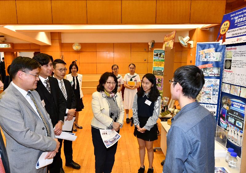 Accompanied by the Chairman of the Yuen Long District Council, Mr Shum Ho-kit (second left), and the District Officer (Yuen Long), Mr Enoch Yuen (third left), the Secretary for Justice, Ms Teresa Cheng, SC (centre), visits Shun Tak Fraternal Association Yung Yau College in Tin Shui Wai and views the science and technology projects designed by students today (November 23).