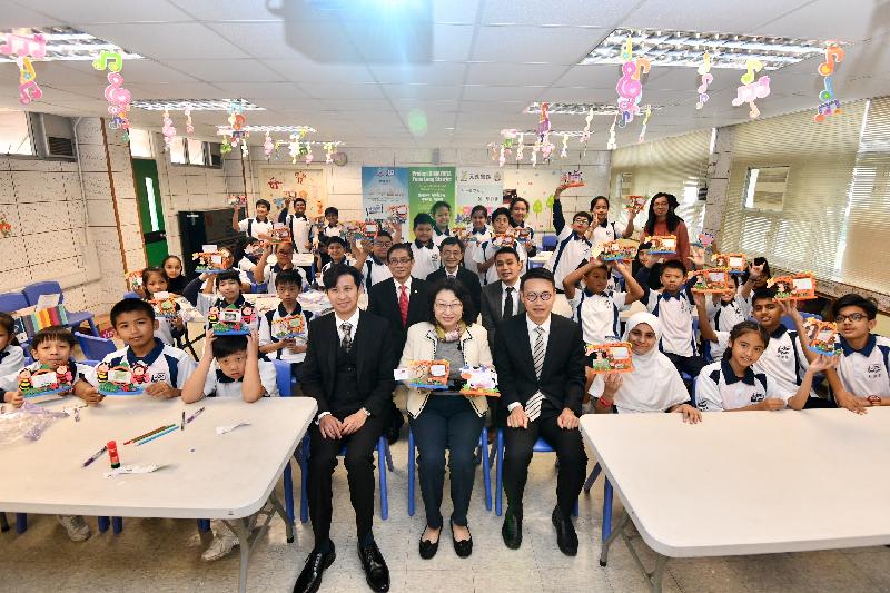 The Secretary for Justice, Ms Teresa Cheng, SC, visits Yuen Long Long Ping Estate Tung Koon Primary School today (November 23). Photo shows Ms Cheng (front row, fifth left) in picture with the Chairman of the Yuen Long District Council, Mr Shum Ho-kit (front row, fourth left), and the District Officer (Yuen Long), Mr Enoch Yuen (front row, fifth right), and mentees of the "Project HIMALAYA" and students.