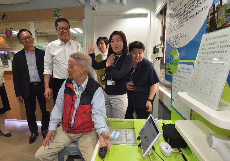 The Secretary for Development, Mr Michael Wong, visited Tuen Mun District this afternoon (November 23). Photo shows Mr Wong (back row, second left) visiting the Yan Oi Tong Woo Chung District Elderly Community Centre and being briefed on the services provided by the centre.