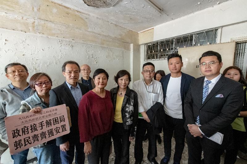 Legislative Council Members conducted a site visit to Tai Hang Sai Estate in Shek Kip Mei today (November 23) to follow up on a case about the redevelopment of Tai Hang Sai Estate. Photo shows (from right) Mr Andrew Wan, Mr Vincent Cheng, Mr James To, Dr Priscilla Leung, Dr Helena Wong and Dr Fernando Cheung.