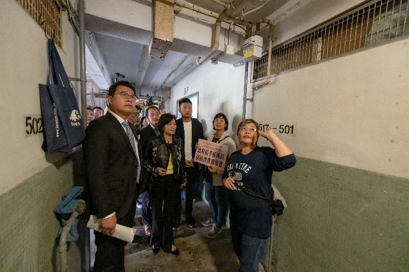 Legislative Council Members conducted a site visit to Tai Hang Sai Estate in Shek Kip Mei today (November 23) to follow up on a case about the redevelopment of Tai Hang Sai Estate. Photo shows Members visiting tenants of Tai Hang Sai Estate to better understand the impacts of the redevelopment on them.