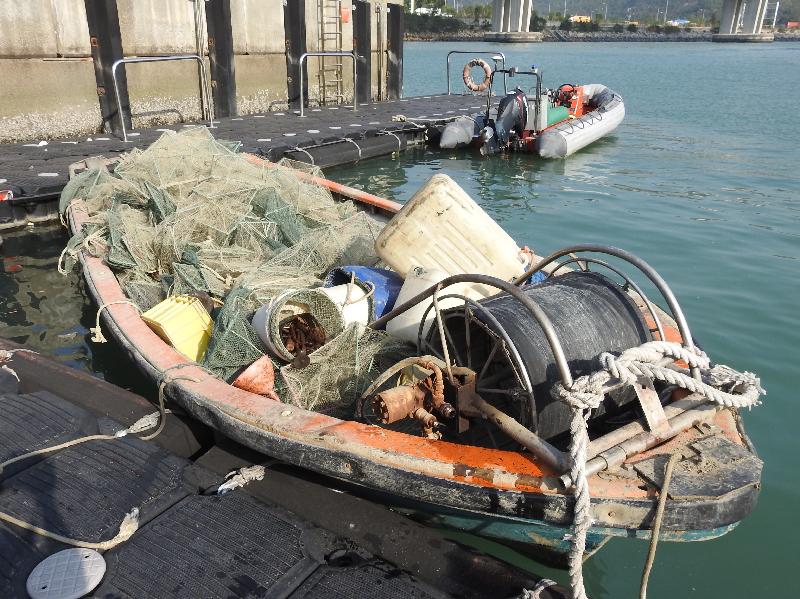 漁農自然護理署人員今日（十一月二十三日）在后海灣水域截獲一艘懷疑非法作業的內地船隻。圖示該艘懷疑非法作業的內地船隻。