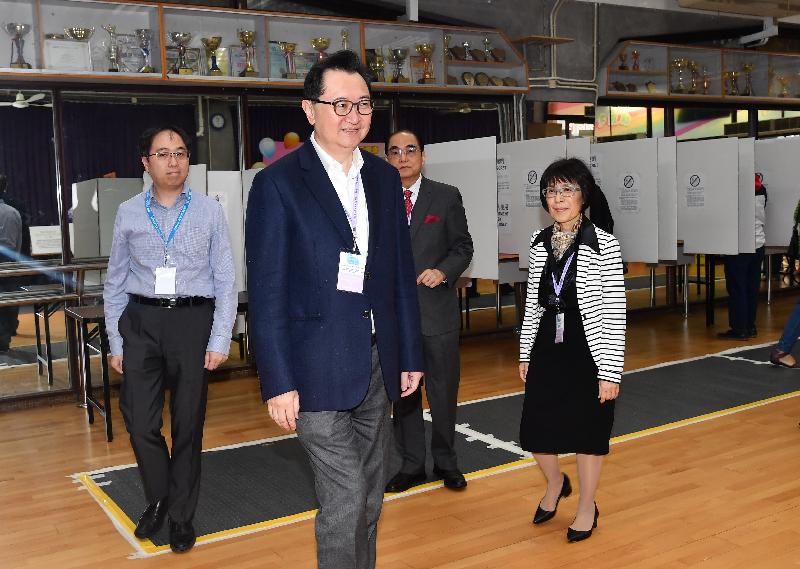 The Chairman of the Electoral Affairs Commission, Mr Justice Barnabas Fung Wah (second left), Commission members Mr Arthur Luk, SC (second right) and Professor Fanny Cheung (first right), visited the polling station at TWGHs Lo Yu Chik Primary School this morning (November 25) to inspect the operation of the Legislative Council Kowloon West geographical constituency by-election. Mr Justice Fung, Mr Luk and Professor Cheung were briefed by the Presiding Officer.