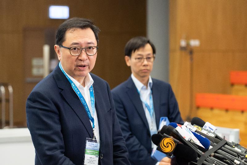 The Chairman of the Electoral Affairs Commission (EAC), Mr Justice Barnabas Fung Wah (left), meets the media this morning (November 26) to conclude the Legislative Council Kowloon West geographical constituency by-election after the completion of vote counting. Also present is the Chief Electoral Officer, Mr Wong See-man (right).
