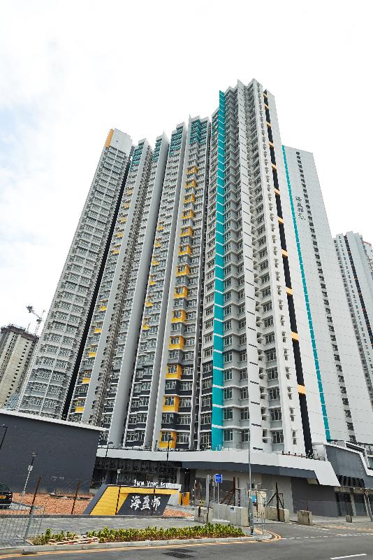 香港房屋委員會位於九龍長沙灣的新屋邨——海盈邨今日（十一月二十六日）開始入伙。邨內兩座大樓名為盈輝樓及盈昌樓，分別樓高三十三及四十層。