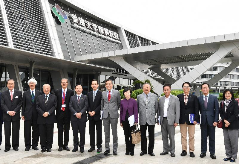 Non-official Members of the Executive Council (ExCo Members) today (November 26) visited the University of Hong Kong-Shenzhen Hospital (HKU-SZ Hospital). The Convenor of the ExCo Members, Mr Bernard Chan (sixth left), and ExCo Members Professor Arthur Li (first left), Mr Chow Chung-kong (third left), Mrs Fanny Law (sixth right), Mr Ip Kwok-him (fourth right), Mr Tommy Cheung (fifth right), Mr Joseph Yam (second left), Mr Wong Kwok-kin (third right), Dr Lam Ching-choi (centre) and Mr Lau Yip-keung (second right) are pictured at the HKU-SZ Hospital with the HKU-SZ Hospital Chief Executive, Professor Lo Chung-mau (fourth left); the President and Vice-Chancellor of the University of Hong Kong, Professor Zhang Xiang (fifth left); and the Permanent Secretary for Food and Health (Health), Ms Elizabeth Tse (first right). 