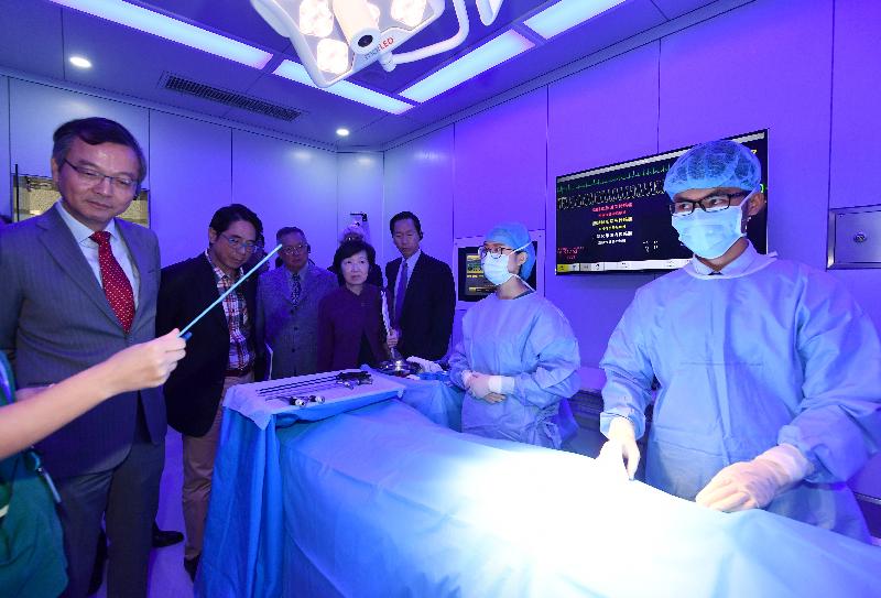 Non-official Members of the Executive Council (ExCo Members) today (November 26) visited the University of Hong Kong-Shenzhen Hospital. Photo shows the ExCo Members touring the Clinical Skills Simulation Training Centre. 