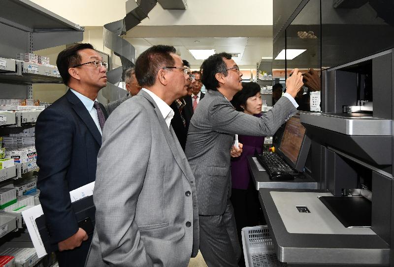 Non-official Members of the Executive Council (ExCo Members) today (November 26) visited the University of Hong Kong-Shenzhen Hospital. Photo shows the ExCo Members visiting the hospital's Smart Pharmacy, and observing the running of the automatic dispensing equipment and the medicine management system.