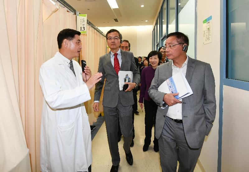 Non-official Members of the Executive Council (ExCo Members) today (November 26) visited the University of Hong Kong-Shenzhen Hospital. Photo shows the ExCo Members calling at the Chinese Medicine Clinic. 