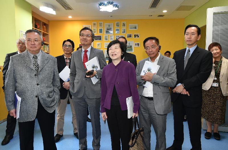Non-official Members of the Executive Council (ExCo Members) today (June 26) visited the University of Hong Kong-Shenzhen Hospital. Photo shows the ExCo Members calling at the Paediatric Orthopedics and Surgery Ward.