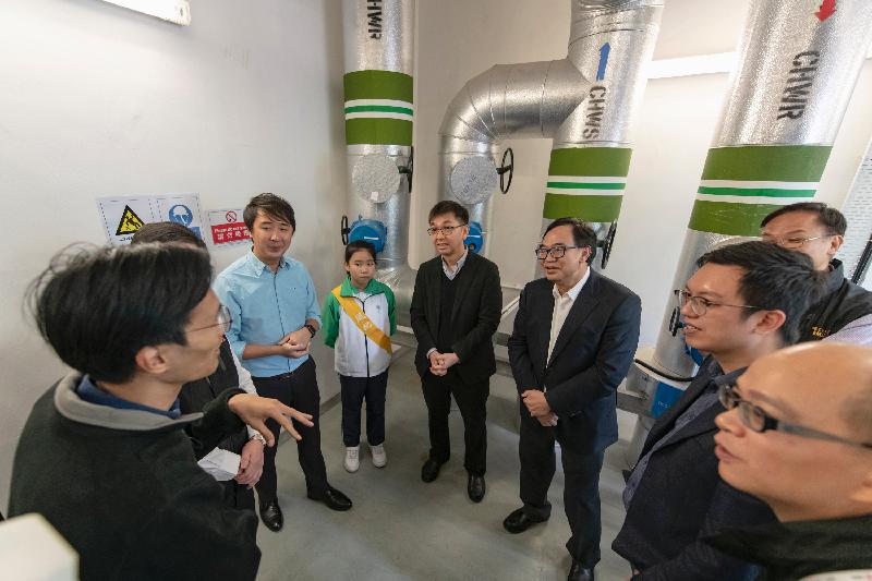 Members of the Legislative Council Public Works Subcommittee visit SKH Holy Cross Primary School's substation of the District Cooling System at the Kai Tak Development and exchange views with the Principal, Mr Chan Chung-hong (fifth left), and the student ambassador (fourth left) of the school. 