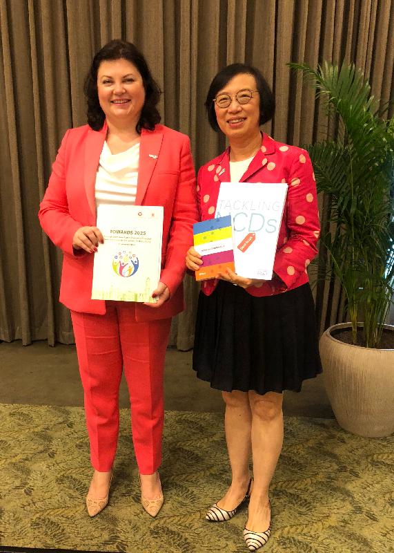 The Secretary for Food and Health, Professor Sophia Chan, today (November 26) attended the Ministerial Conference on Diabetes in Singapore. At the margins of the Conference, Professor Chan (right) met with the Assistant Director-General for Non-communicable Diseases and Mental Health at the World Health Organization, Dr Svetlane Akselrod.