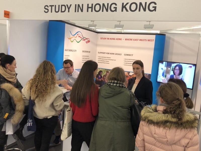 香港駐柏林經濟貿易辦事處十一月二十四日（慕尼黑時間）在德國慕尼黑的Einstieg教育博覽會介紹在香港升學的資訊。