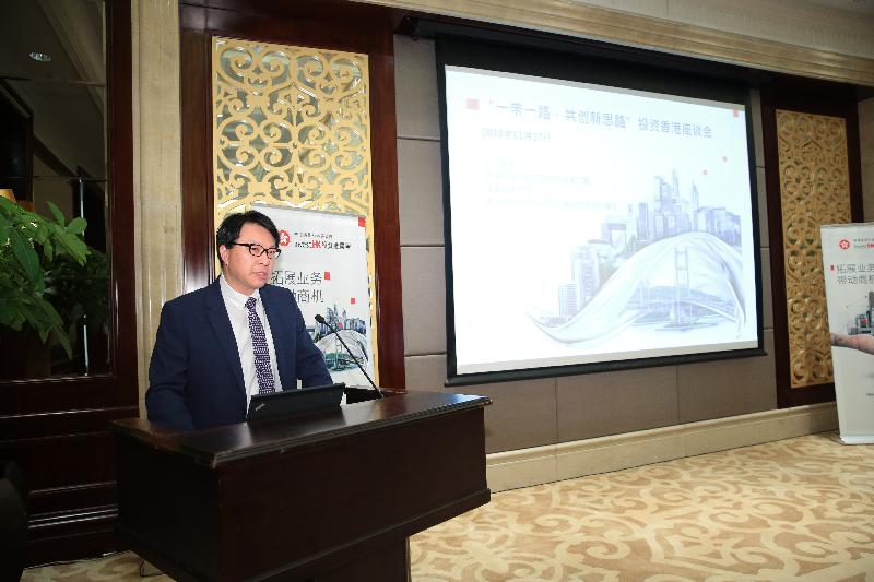 Associate Director-General of Investment Promotion Mr Vincent Tang updates the local business community on Hong Kong's unique business advantages in the context of the national Belt and Road Initiative and how they could expand their business globally via Hong Kong at an investment promotion roundtable in Fuzhou, Fujian Province, today (November 27).
