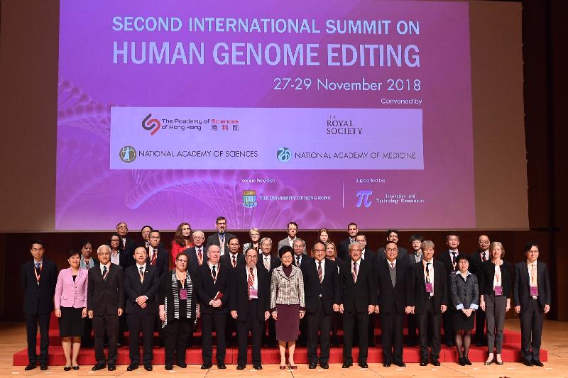 The Chief Executive, Mrs Carrie Lam, attended the Second International Summit on Human Genome Editing held at the University of Hong Kong this morning (November 27). Photo shows Mrs Lam (eighth right); the Founding President of the Academy of Sciences of Hong Kong, Professor Tsui Lap-chee (seventh right); Nobel laureate and Summit Organising Committee Chair, Professor David Baltimore (seven left); Vice President of the Royal Society, Sir John Skehel (sixth left); the President of the US National Academy of Medicine, Dr Victor J Dzau (sixth right); the Secretary for Innovation and Technology, Mr Nicholas W Yang (fifth right); the Commissioner for Innovation and Technology, Ms Annie Choi (third right); and other guests at the summit.