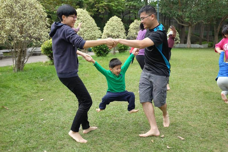 The Leisure and Cultural Services Department will hold the "East Side Stories" community thematic carnival on December 9 (Sunday) from 2.30pm to 5.30pm at Aldrich Bay Park in Sai Wan Ho. Participants can swirl and dance with leaves in the Movement Workshop. 