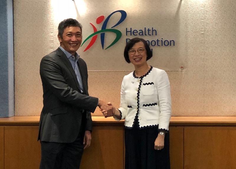 The Secretary for Food and Health, Professor Sophia Chan, today (November 27) met with members of the Health Promotion Board of Singapore to exchange views on strategies to prevent and control non-communicable diseases. Picture shows Professor Chan (right) and the Chief Executive Officer of the Health Promotion Board, Mr Zee Yoong Kang.