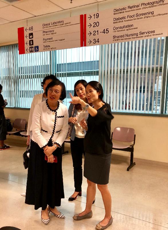 The Secretary for Food and Health, Professor Sophia Chan (first left), today (November 27) visited the SingHealth Polyclinics - Outram in Singapore to understand primary healthcare services provided in the country. 