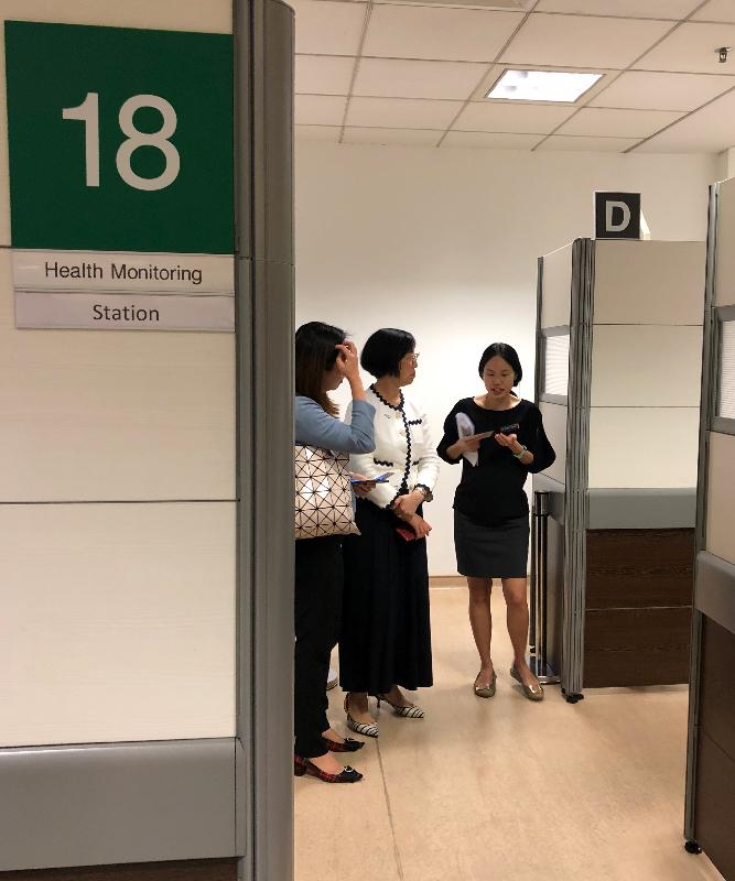 The Secretary for Food and Health, Professor Sophia Chan (centre), today (November 27) visited the SingHealth Polyclinics - Outram in Singapore to understand primary healthcare services provided in the country. 