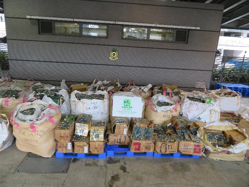 环境保护署人员今年五月在葵涌货柜码头截获一个从印尼进口的货柜，发现载有属有害电子废物的废印刷电路板，市值约为五十万元。图示部分有害电子废物。