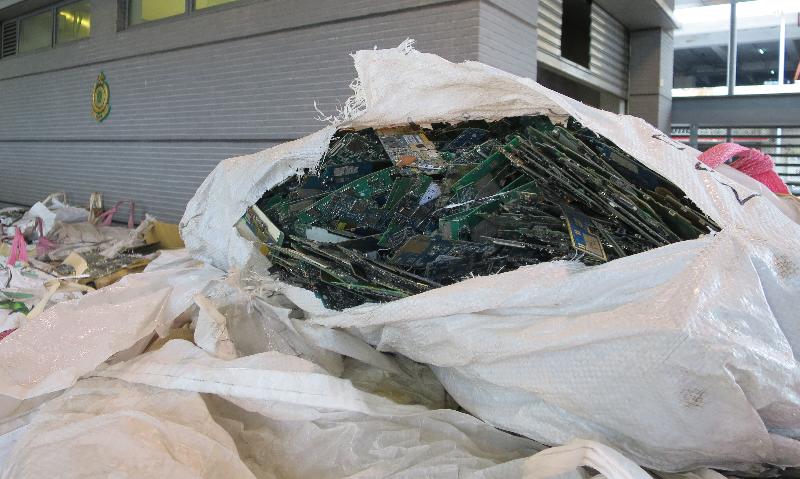 环境保护署人员今年五月在葵涌货柜码头截获一个从印尼进口的货柜，发现载有属有害电子废物的废印刷电路板，市值约为五十万元。图示部分有害电子废物。