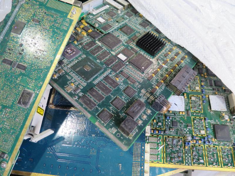 The Environmental Protection Department staff intercepted an imported container from Indonesia at the Kwai Chung Container Terminals in May this year and found that it was loaded with hazardous e-waste comprising waste printed circuit boards, with a total market value of about $500,000. Photo shows some of the hazardous e-waste.