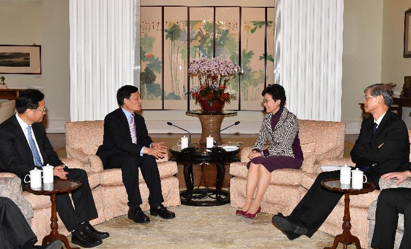 The Chief Executive, Mrs Carrie Lam (second right), met the President of the Chinese Academy of Social Sciences, Professor Xie Fuzhan (second left), at Government House this afternoon (November 27). The Secretary for Labour and Welfare, Dr Law Chi-kwong (first right), was also present.