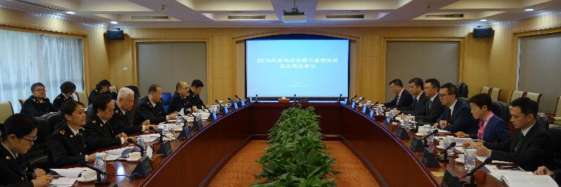 香港海關關長鄧以海（右三）與海關總署副署長李國（左四）今日（十一月二十八日）在北京出席「2018年度海關總署與香港海關業務聯繫會議」。