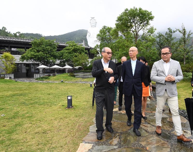 The Secretary for the Environment, Mr Wong Kam-sing (centre), visits the Tsz Shan Monastery in Tai Po today (November 28). The monastery is situated on a scenic hillside in harmony with the surrounding environment and demonstrates a variety of landscaping plants.