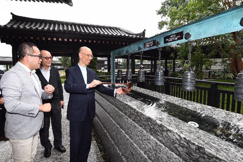 The Secretary for the Environment, Mr Wong Kam-sing (right), visits the Tsz Shan Monastery in Tai Po today (November 28) and notes that the monastery adopted water offerings as tributes to Buddha instead of incense offerings, and that the water is then reused for irrigation to conserve resources and reduce waste and carbon emissions.