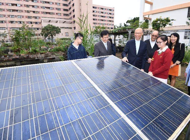 The Secretary for the Environment, Mr Wong Kam-sing, visited the facilities at the Environmental Education and Organic Farm which was jointly set up by three schools in Tai Po District. Photo shows a student briefing Mr Wong (third left) on the operation of the renewable energy system in the farm.