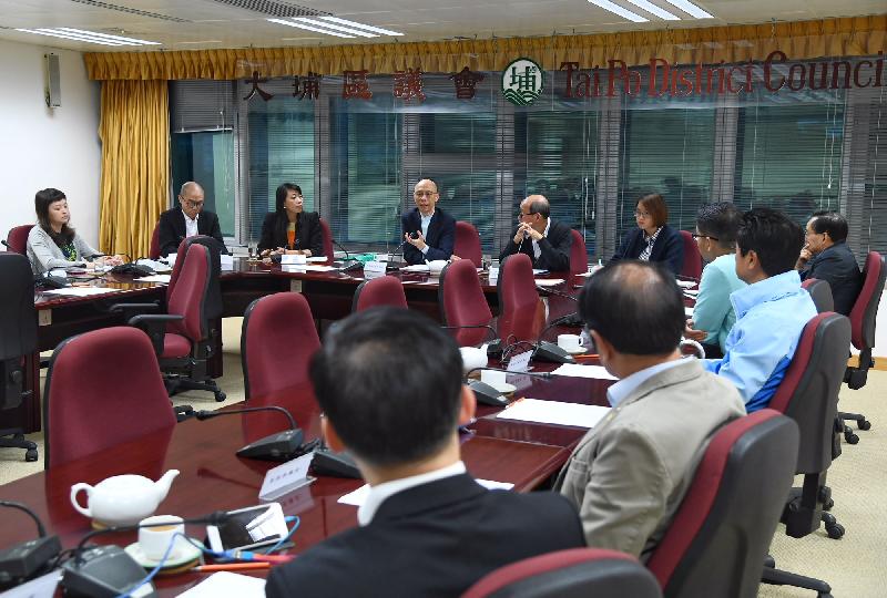 環境局局長黃錦星（左四）今日（十一月二十八日）下午到訪大埔區議會，聽取區議員對政府環保政策的意見。