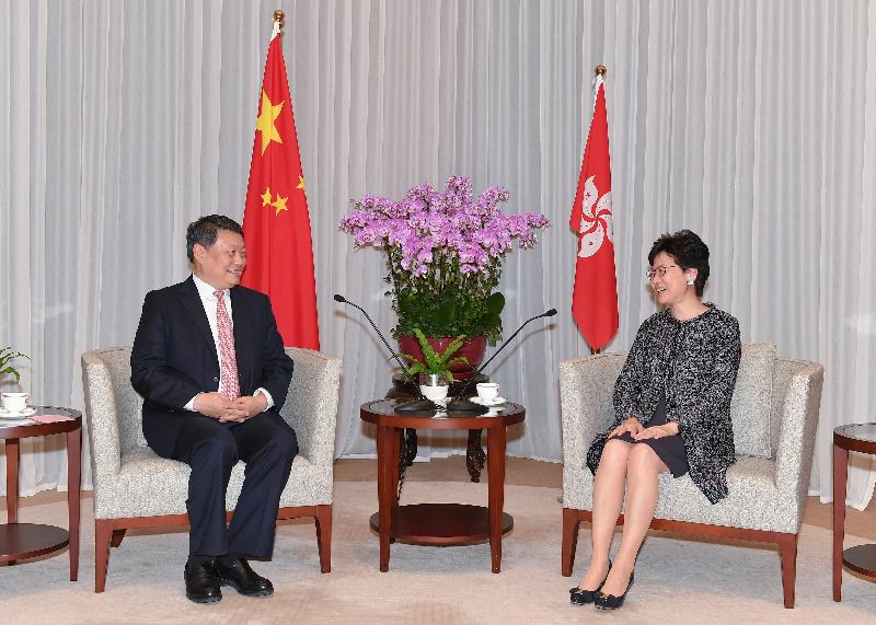 行政长官林郑月娥（右）今日（十一月二十八日）下午在行政长官办公室与辽宁省省长唐一军会面。